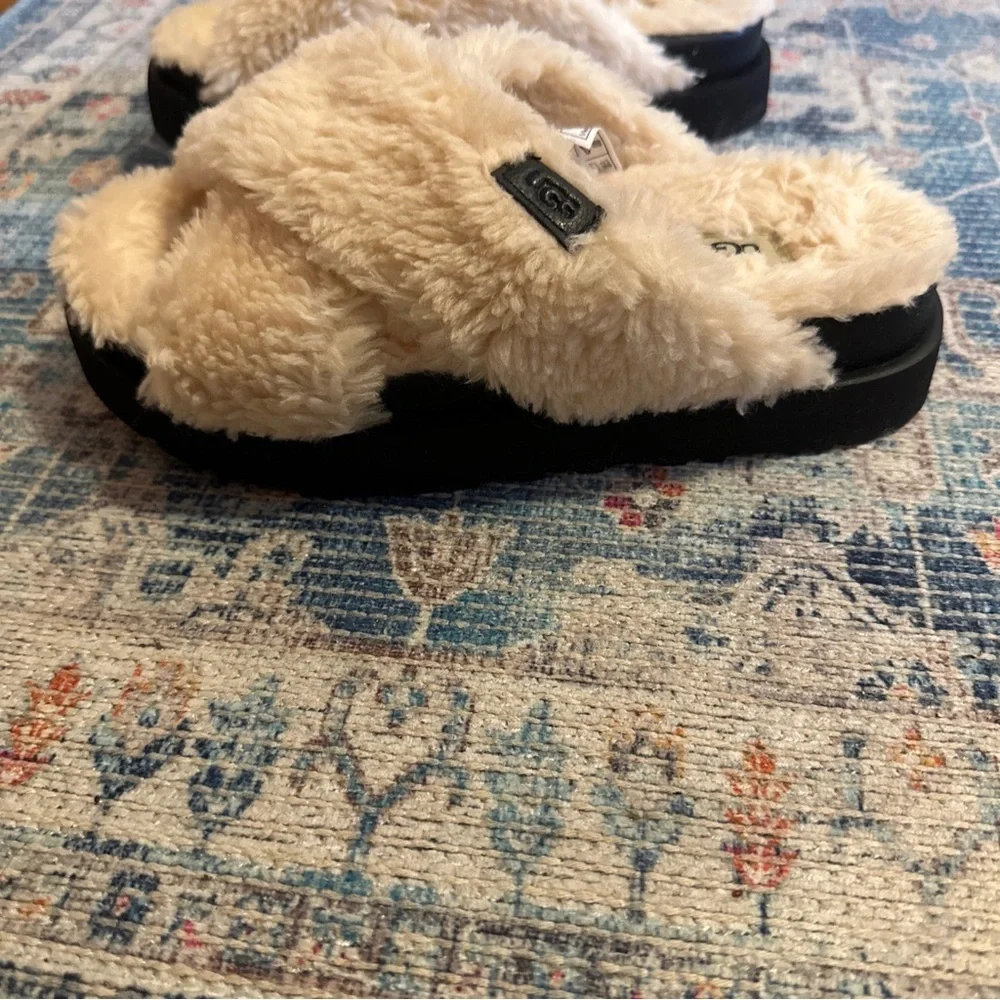 NWT Ugg Fuzz Sugar Cross Slides sz 7 - Picture 4 of 7